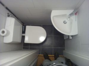Toiletteneinbau in Wandschrank
